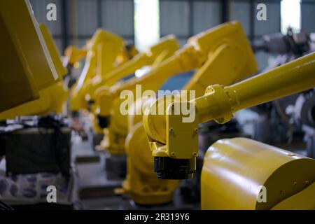 Ingenieur in der Roboterarmfabrik. Technologie- und Engineering-Konzept. Stockfoto