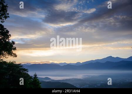 Vor Sonnenaufgang war eine orangefarbene Wolke am Himmel. Halten Sie hier den Sonnenaufgang und das Meer der Wolken fest. Jinlong Mountain, Nantou, Taiwan Stockfoto