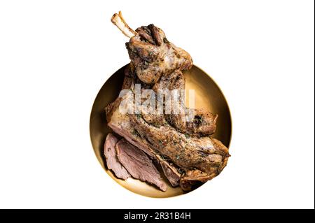 Gebackenes ganzes Lammschulterbein mit Kräutern und Gewürzen auf einer Stahlplatte. Isoliert auf weißem Hintergrund Stockfoto