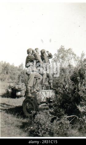 B&W-Foto aus dem 2. Weltkrieg Deutsche Soldaten in Camo Smocks von der Totenkopf Division beobachten russische Flugzeuge an der russischen Front 1941. Stockfoto