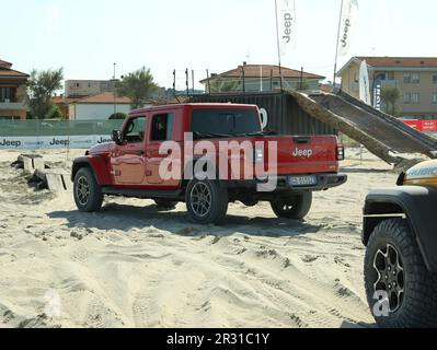 SENIGALLIA, ITALIEN - 22. JULI 2022: Jeep-Probefahrt auf Sand im Freien. Fahrzeugpräsentation Stockfoto