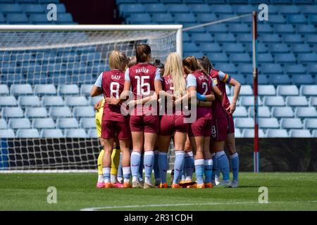 Birmingham, England. 21. Mai 2023 Die Spieler der Aston Villa treffen sich vor dem Spiel der Barclays Women's Super League zwischen Aston Villa und Liverpool im Villa Park in Birmingham, England, am 21. Mai 2023. Kredit: Duncan Thomas/Majestic Media/Alamy Live News. Stockfoto