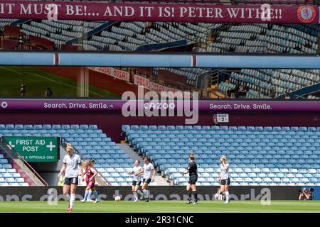 Birmingham, England. 21. Mai 2023 Die leeren blauen Sitze spiegeln sich an den Fenstern der Hospitality-Box im Villa Park während des Barclays Women's Super League Spiels zwischen Aston Villa und Liverpool im Villa Park in Birmingham, England, am 21. Mai 2023 wider. Kredit: Duncan Thomas/Majestic Media/Alamy Live News. Stockfoto