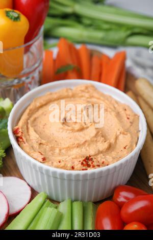 Köstlicher Hummus und frisches Gemüse, Nahaufnahme Stockfoto