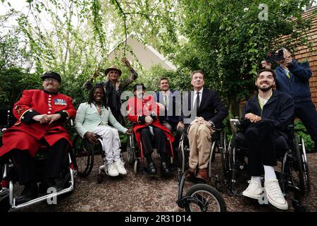 (Von links nach rechts) Ade Adepitan, Dame Joanna Lumley, Frank Gardner und George Robinson posieren mit zwei Chelsea Pensioners in Horatio's Garden, während des RHS Chelsea Flower Show Pressetages, im Royal Hospital Chelsea, London. Foto: Montag, 22. Mai 2023. Stockfoto