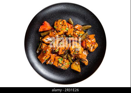 Chinesische Küche, süßes und saures Schweinefleisch guo bao Rou. Isoliert auf weißem Hintergrund. Stockfoto