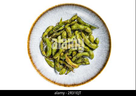 Scharfe gegrillte Edamame-Sojabohnen mit Meersalz auf einem Teller. Isoliert auf weißem Hintergrund. Stockfoto