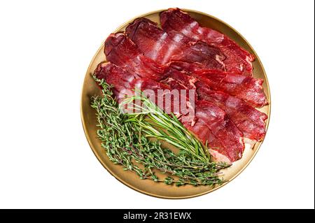 Basturma, getrocknetes Rindfleisch, Fleisch Jerky in Stahlplatte mit Kräutern und Gewürzen. Isoliert auf weißem Hintergrund. Stockfoto