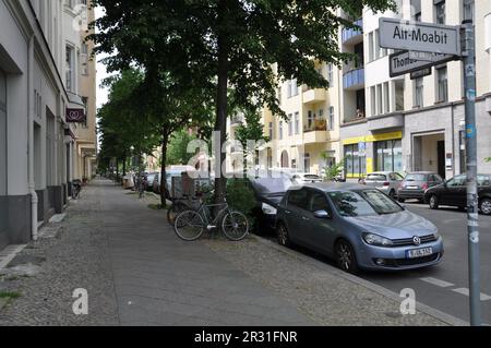 Berlin, Deutschland. 22. Mai 2023. Die Renovierung von Wohnungen im Sozialschutzgebiet in Berlin ist nicht einfach, die Behörden erlauben keine Verwendung teurerer Materialien, um keine Luxuswohnungen zu schaffen. Die Beschränkungen gelten auch für den am 22. Mai 2023 in Berlin abgebildeten Teil der Thomasiusstraße. Kredit: Ales Zapotocky/CTK Photo/Alamy Live News Stockfoto