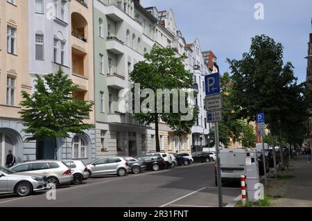 Berlin, Deutschland. 22. Mai 2023. Die Renovierung von Wohnungen im Sozialschutzgebiet in Berlin ist nicht einfach, die Behörden erlauben keine Verwendung teurerer Materialien, um keine Luxuswohnungen zu schaffen. Die Beschränkungen gelten auch für den am 22. Mai 2023 in Berlin abgebildeten Teil der Thomasiusstraße. Kredit: Ales Zapotocky/CTK Photo/Alamy Live News Stockfoto