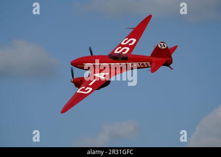 De Havilland DH.88 Comet tritt am 2023. Mai auf der Shuttleworth Evening Airshow auf Stockfoto