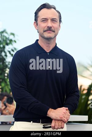 Cannes, Frankreich. 22. Mai 2023. Der britische Schauspieler Jude Law nimmt am Montag, den 22. Mai 2023, am 76. Filmfestival in Cannes im Palais des Festivals in Cannes, Frankreich, an der Premiere von Firebrand Teil. Foto: Rune Hellestad/ Kredit: UPI/Alamy Live News Stockfoto