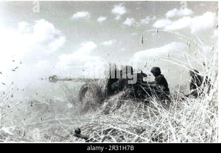 2. Weltkrieg Schwarzweißfoto Deutsch eine Panzerabwehrkanone feuert im Sommer 1944 an der Ostfront. Die Gunners in Camo Smocks stammen aus der 5. SS-Panzerdivision Wiking während einer schweren Verteidigungsschlacht in Polen Stockfoto