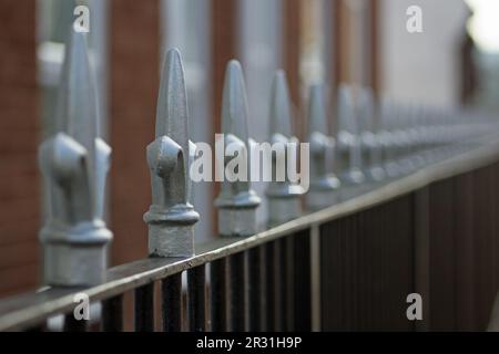 Lackierte schwarze Eisengeländer nah und im Detail isoliert Stockfoto