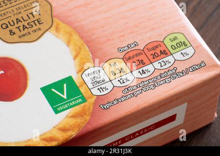 Lebensmittelnahrung und vegetarisches Etikett auf der Vorderseite der Packung auf Tesco Eigenmarke Cherry bakewell Torts, England. Konzept: Nährwertkennzeichnung Zuckergehalt Stockfoto