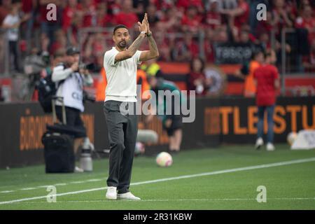 Leverkusen, Deutschland. 21. Mai 2023. Karim BELLARABI, verabschiedet sich von den Fans, Fußball 1. Bundesliga, 33. Spieltag, Bayer 04 Leverkusen (LEV) - Borussia Monchengladbach (MG) 2: 2, am 05. 21/2022 in der BayArena Leverkusen/Deutschland. #DFL-Vorschriften verbieten die Verwendung von Fotografien als Bildsequenzen und/oder quasi-Video # Credit: dpa/Alamy Live News Stockfoto