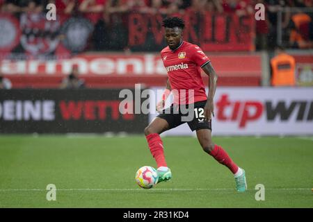 Leverkusen, Deutschland. 21. Mai 2023. Edmond TAPSOBA (LEV), Action, Single Action, Fußball 1. Bundesliga, 33. Spieltag, Bayer 04 Leverkusen (LEV) - Borussia Monchengladbach (MG) 2: 2, am 05/21/2022 in der BayArena Leverkusen/Deutschland. #DFL-Vorschriften verbieten die Verwendung von Fotografien als Bildsequenzen und/oder quasi-Video # Credit: dpa/Alamy Live News Stockfoto