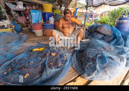 Fischer Reparsein Netz, Fischerdorf Ban Ao Salad, Insel Insel Ko Kut oder Koh Kood im Golf von Thailand, Asien | Fischer repariert sein Netz, Stockfoto