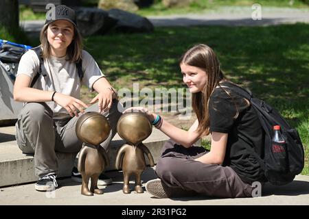 Bronze-Aliens-Statue vor dem Planetarium auf Kravi hora in Brünn, Tschechische Republik, 22. Mai 2023. Der Autor der neuen Skulpturen ist der Künstler Vaclav Sigurson Kostohry, der sie Fegurdi nannte. (CTK Photo/Vaclav Salek) Stockfoto