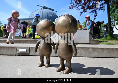 Bronze-Aliens-Statue vor dem Planetarium auf Kravi hora in Brünn, Tschechische Republik, 22. Mai 2023. Der Autor der neuen Skulpturen ist der Künstler Vaclav Sigurson Kostohry, der sie Fegurdi nannte. (CTK Photo/Vaclav Salek) Stockfoto