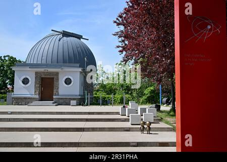 Bronze-Aliens-Statue vor dem Planetarium auf Kravi hora in Brünn, Tschechische Republik, 22. Mai 2023. Der Autor der neuen Skulpturen ist der Künstler Vaclav Sigurson Kostohry, der sie Fegurdi nannte. (CTK Photo/Vaclav Salek) Stockfoto