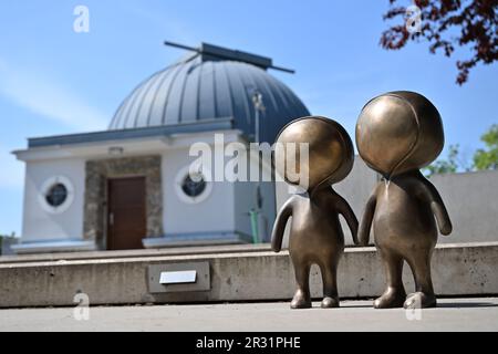 Bronze-Aliens-Statue vor dem Planetarium auf Kravi hora in Brünn, Tschechische Republik, 22. Mai 2023. Der Autor der neuen Skulpturen ist der Künstler Vaclav Sigurson Kostohry, der sie Fegurdi nannte. (CTK Photo/Vaclav Salek) Stockfoto