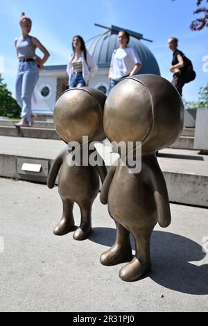 Bronze-Aliens-Statue vor dem Planetarium auf Kravi hora in Brünn, Tschechische Republik, 22. Mai 2023. Der Autor der neuen Skulpturen ist der Künstler Vaclav Sigurson Kostohry, der sie Fegurdi nannte. (CTK Photo/Vaclav Salek) Stockfoto