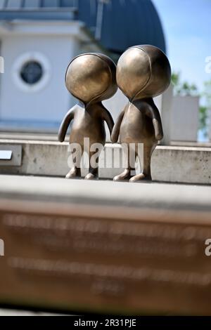 Bronze-Aliens-Statue vor dem Planetarium auf Kravi hora in Brünn, Tschechische Republik, 22. Mai 2023. Der Autor der neuen Skulpturen ist der Künstler Vaclav Sigurson Kostohry, der sie Fegurdi nannte. (CTK Photo/Vaclav Salek) Stockfoto