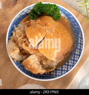 Tamsui Agei (Alter, Aburaage, ageh), köstliches Street Food in Taiwan, gefüllt mit Mungbohnen-Nudeln und Saucen. Stockfoto