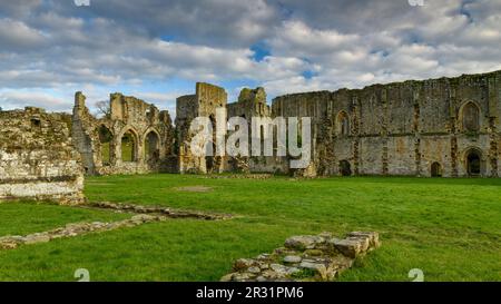 Malerisches, schönes mittelalterliches Wahrzeichen, Easby Abbey (Überreste der Ostküste aus dem 13. Jahrhundert, Steinmauern, Sakristei, Kloster, dramatischer Himmel) - England, Großbritannien. Stockfoto