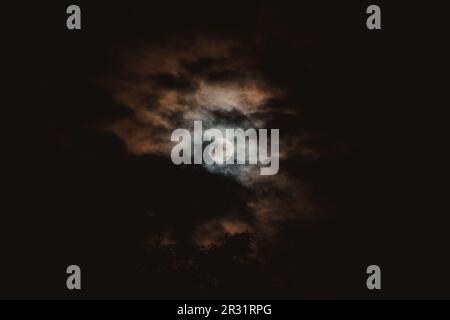 Dunkler Himmel bei Vollmond Stockfoto