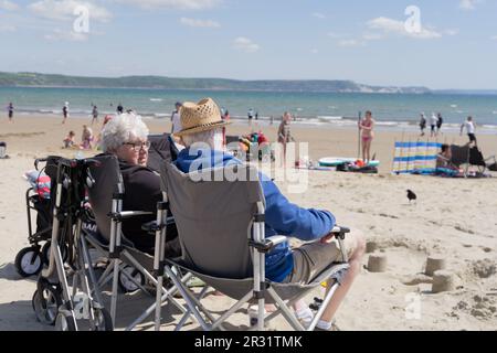 Weymouth Dorset UK. 21. Mai 2023: Wetter in Großbritannien. Sonnenanbeter strömten zum Sandstrand von Weymouth und hatten eine gute Zeit am sonnigen und heißen Sonntag. Kredit: Xiu Bao/Alamy News Stockfoto