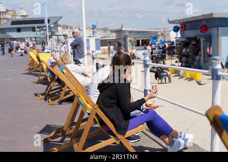 Weymouth Dorset UK. 21. Mai 2023: Wetter in Großbritannien. Sonnenanbeter strömten zum Sandstrand von Weymouth und hatten eine gute Zeit am sonnigen und heißen Sonntag. Kredit: Xiu Bao/Alamy News Stockfoto