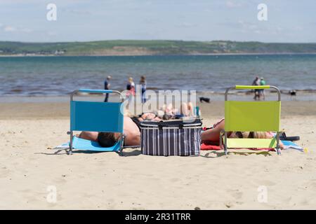 Weymouth Dorset UK. 21. Mai 2023: Wetter in Großbritannien. Sonnenanbeter strömten zum Sandstrand von Weymouth und hatten eine gute Zeit am sonnigen und heißen Sonntag. Kredit: Xiu Bao/Alamy News Stockfoto