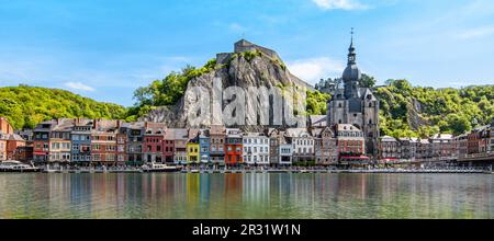 Panoramablick auf die Altstadt von Dinant, Belgien. Stockfoto