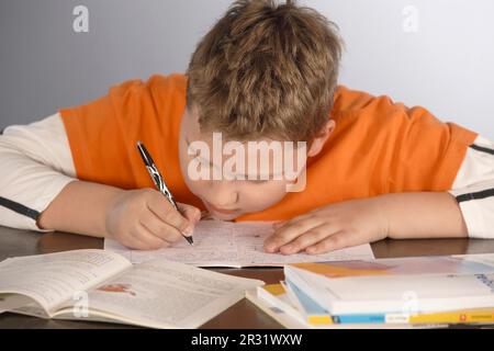 Boy Hausaufgaben Stockfoto