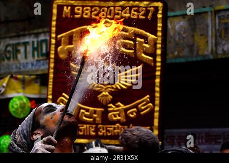 Ajmer, Indien. 22. Mai 2023. Der Künstler tritt am 01. Mai 2023 im indischen Bundesstaat Rajasthan bei der alljährlichen Hinduprozession auf, die vor Ort als Shyam Baba Festival Celebration bekannt ist. Foto von ABACAPRESS.COM Gutschein: Abaca Press/Alamy Live News Stockfoto