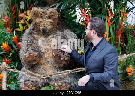 REDAKTIONELLE VERWENDUNG NUR Florist Neill Strain posiert mit seiner Blumeninstallation „Safari in the City“ in der Halkin Arcade in London, die für das Belgravia in Bloom Festival vom 22. Bis 29. Mai in London entworfen wurde. Foto: Montag, 22. Mai 2023. Stockfoto