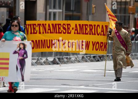 21. Mai 2023, %G: (NEU) die vietnamesische Gemeinde bei der zweiten jährlichen AAPI Parade auf der Sixth Avenue (Avenue of the Americas). 21. Mai 2023. New York, USA die AAPI (Asian American and Pacific Islander) Cultural and Heritage Parade findet statt, wenn die New Yorker im Mai den Monat des Asian American Pacific Islander Heritage Month feiern und in New York CityÃ¢â‚¬â„¢die zweitgrößte asiatische amerikanische und pazifische Inselbevölkerung der USA beheimatet ist. Der AAPI Heritage Month ist eine Hommage an die Generationen der asiatisch-amerikanischen und pazifischen Inselbewohner, die die Geschichte von New YorkÃ¢â‚¬â„¢seit Generationen bereichert haben Stockfoto