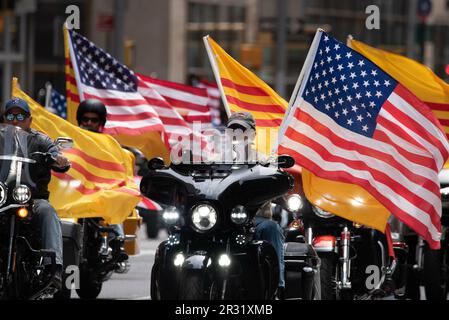 21. Mai 2023, %G: (NEUE) Motorradgruppe mit amerikanischen und vietnamesischen Flaggen bei der zweiten jährlichen AAPI-Parade auf der Sixth Avenue (Avenue of the Americas). 21. Mai 2023. New York, USA die AAPI (Asian American and Pacific Islander) Cultural and Heritage Parade findet statt, wenn die New Yorker im Mai den Monat des Asian American Pacific Islander Heritage Month feiern und in New York CityÃ¢â‚¬â„¢die zweitgrößte asiatische amerikanische und pazifische Inselbevölkerung der USA beheimatet ist. Der AAPI Heritage Month ist eine Hommage an die Generationen der asiatisch-amerikanischen und pazifischen Inselbewohner, die New YorkÃ¢â‚¬ bereichert haben Stockfoto