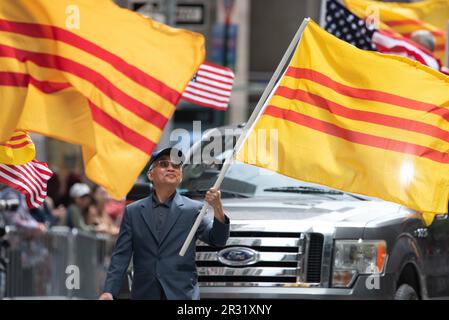 21. Mai 2023, %G: (NEUER) vietnamesischer Mann mit vietnamesischer Flagge bei der zweiten jährlichen AAPI-Parade auf der Sixth Avenue (Avenue of the Americas). 21. Mai 2023. New York, USA die AAPI (Asian American and Pacific Islander) Cultural and Heritage Parade findet statt, wenn die New Yorker im Mai den Monat des Asian American Pacific Islander Heritage Month feiern und in New York CityÃ¢â‚¬â„¢die zweitgrößte asiatische amerikanische und pazifische Inselbevölkerung der USA beheimatet ist. Der AAPI Heritage Month ist eine Hommage an die Generationen der asiatisch-amerikanischen und pazifischen Inselbewohner, die die Geschichte von New YorkÃ¢â‚¬â„¢bereichert haben Stockfoto