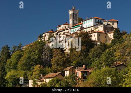 Das Heiligtum Santa Maria del Monte mit der gleichnamigen Kirche auf dem heiligen Berg (Sacro Monte) von Varese. Stockfoto