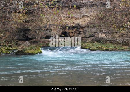 Quelle des Flusses mit blauem Wasser an den Ozark National Scenic Riverways, Big Spring Stockfoto