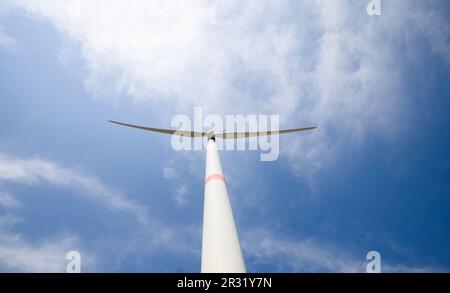 Gestorf, Deutschland. 22. Mai 2023. Eine Windturbine dreht auf einem Feld in der Region Hannover. Am Montag will der Verband Niedersachsen-Bremen für erneuerbare Energien über den Stand und die Herausforderungen des Ausbaus der Windkraft in Niedersachsen informieren. Kredit: Julian Stratenschulte/dpa/Alamy Live News Stockfoto