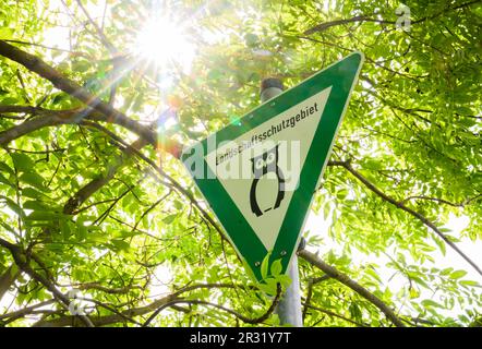 Gestorf, Deutschland. 22. Mai 2023. Ein „Landschaftsschutzgebiet“-Schild steht neben einem Wald in der Region Hannover. Mit dem „Niedersächsischen Weg“ möchte der Staat den Umwelt-, Natur- und Wasserschutz verbessern. Als wirksamer Beitrag zum Artenschutz fordern die Umweltschützer jetzt mehr Engagement vom Staat bei der Einrichtung von Schutzgebieten. Kredit: Julian Stratenschulte/dpa/Alamy Live News Stockfoto