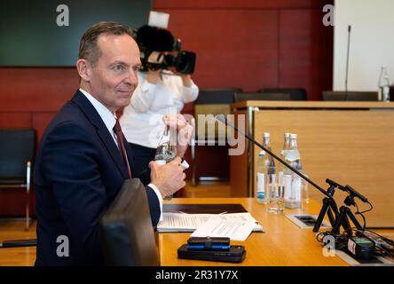 München, Deutschland. 22. Mai 2023. Volker Wissing (FDP), Bundesminister für Verkehr und Digitale Angelegenheiten, kommt vor der Eröffnung des Untersuchungskomitees Stammstrecke im Konferenzraum des bayerischen landesparlaments an. Wissing muss als Zeuge im Untersuchungsausschuss für die zweite Münchner S-Bahn-Hauptlinie Aussagen. Kredit: Sven Hoppe/dpa/Alamy Live News Stockfoto