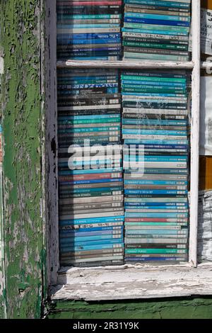 Alte und verblasste Werkstatthandbücher in einem Schaufenster. Salisbury 2023. Stockfoto