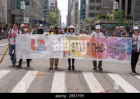 New York, New York, USA. 21. Mai 2023. (NEU) zweite jährliche AAPI-Parade zum Kulturerbe der asiatisch-amerikanischen Pazifikinsel. 21. Mai 2023, New York, New York, USA: UA3 Mitglieder laufen mit einem Banner, auf dem „STOP THE HASS“ während der zweiten jährlichen AAPI-Parade (Asian American and Pacific Islander) am 21. Mai 2023 in New York City steht. (Kreditbild: © M10s/TheNEWS2 via ZUMA Press Wire) NUR REDAKTIONELLE VERWENDUNG! Nicht für den kommerziellen GEBRAUCH! Stockfoto