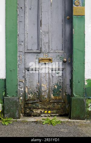 Verrottende Vordertür und Türrahmen zu einem viktorianischen Haus in Salisbury UK. Stockfoto