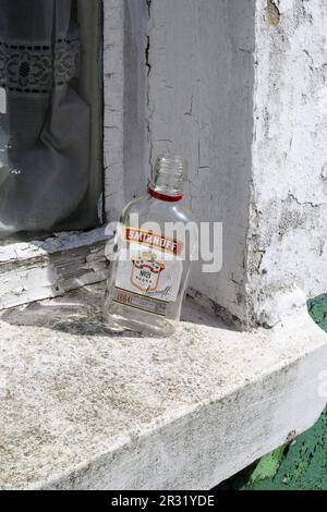 Eine leere Wodka-Flasche auf einem Fenstervorsprung in Salisbury UK. Stockfoto